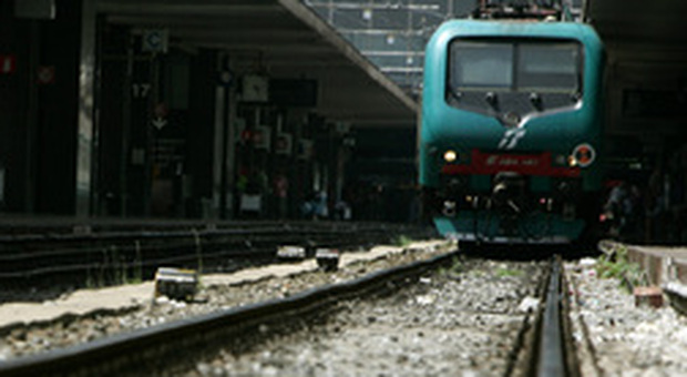 Milano, maniaco filma sotto la gonna di una passeggera del treno: denunciato 63enne