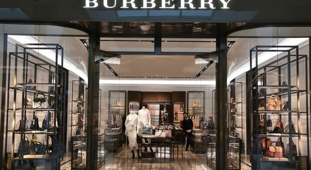 Lusso, Jonathan Akeroyd lascia Versace: sarà il nuovo CEO di Burberry