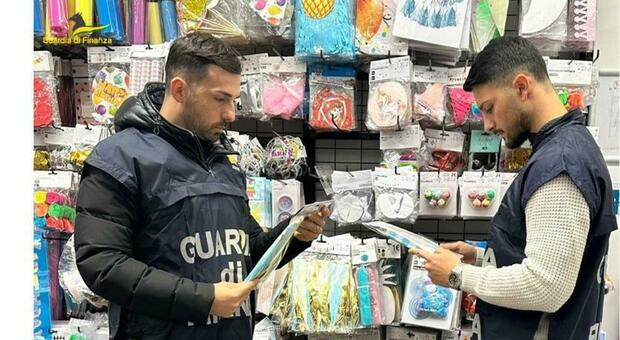 Al mercato in vendita le false griffe, nei negozi 30mila articoli irregolari: maxi sequestro della Finanza di Ancona