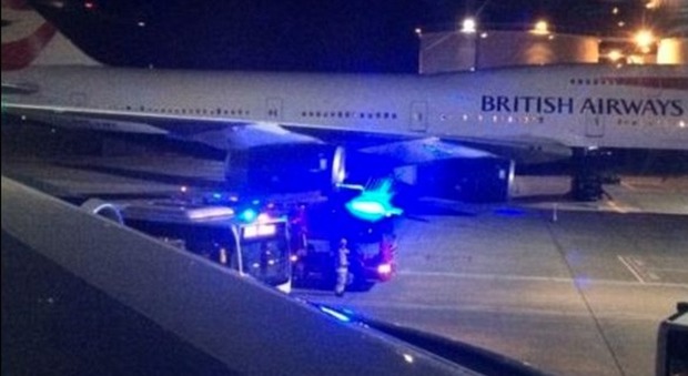 Paura sul volo British Airways, carrello rotto: l'aereo 747 torna a Londra e atterra su tre ruote