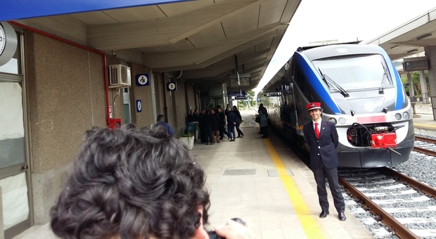 Stazione di Avellino: è festa dopo 10 anni un treno diretto da Napoli ma è per un convegno Il video