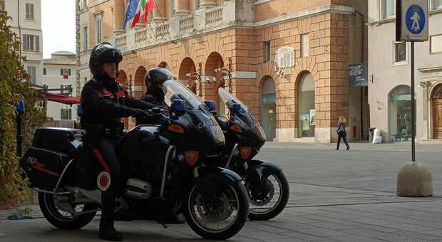 Foligno, stalking e minacce con un grosso coltello: scattano tre arresti. In azione i carabinieri