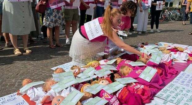 Sit in fuori dal Tribunale di Padova, la protesta silente delle mamme con 33 bambolotti quanti sono i bimbi messi in discussione (foto di Giorgio Papavero)
