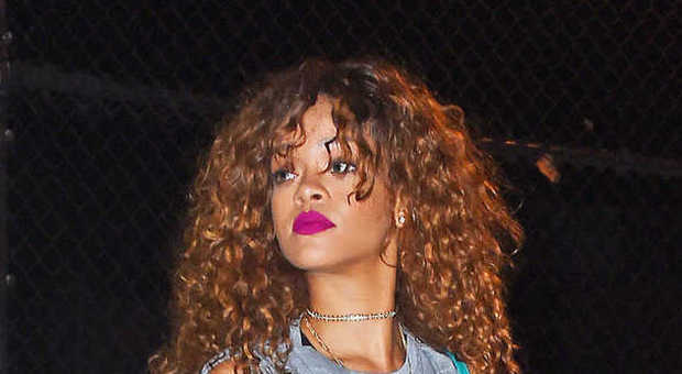 Rihanna, ombelico in vista e pantaloni culotte a New York