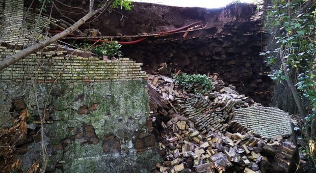 Roma, crolla muro di contenimento di Villa Ada: chiusa una strada