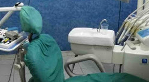 Fase 2, blitz nello studio dentistico nel Napoletano: carenze igieniche e niente termoscanner