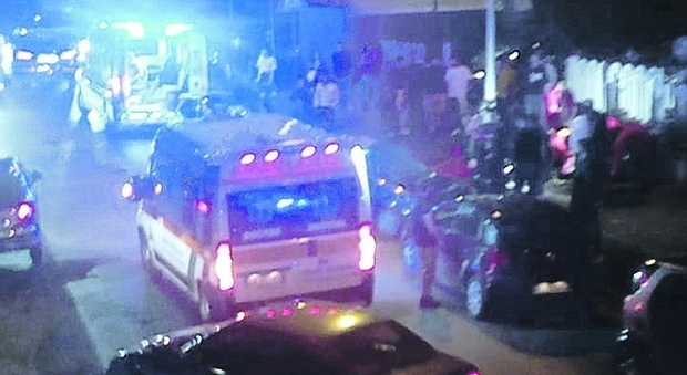 Barra, a folle velocità in scooter a mezzanotte: scontro con un auto, sbalzato dalla sella muore 17enne