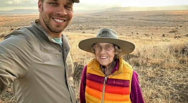Nonna Joy parte a 94 anni col nipote per esplorare insieme tutti e 7 i continenti: «Non mi resta molto tempo, è il momento di buttarsi»