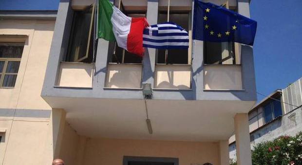 Bacoli. Solidarietà al popolo greco, il neo sindaco Della Ragione espone all'esterno del Municipio la bandiera ellenica
