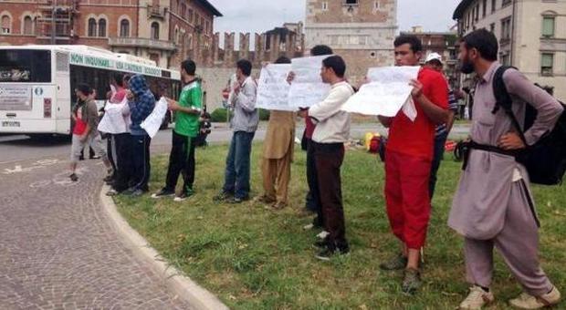 Friuli, i profughi in rivolta contestano la Croce Rossa