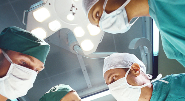 Un intervento chirurgico in sala operatoria
