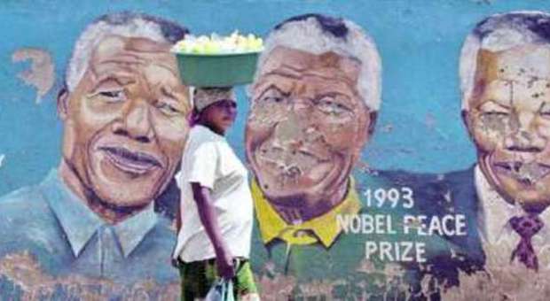Mandela, in processione per tre giorni: in arrivo leader da tutto il mondo: allarme sicurezza