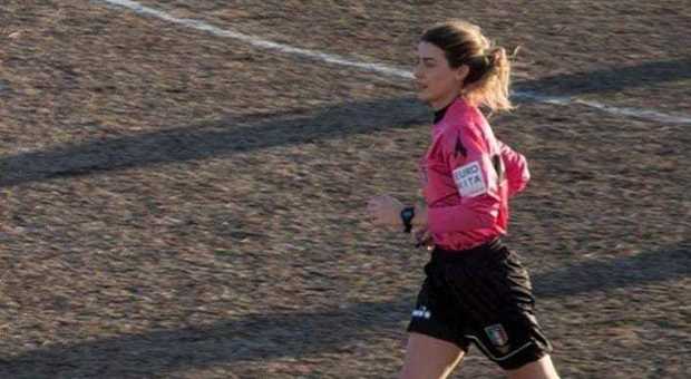 Giulia, giovane arbitro donna: insulti sessisti dagli spalti, un 14enne si abbassa i calzoncini