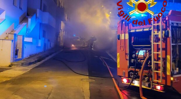 Incendio nella notte a Ruffano: a fuoco due auto della stessa famiglia