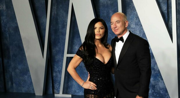Jeff Bezos si sposa (per la seconda volta): Lauren Sanchez è la futura moglie del fondatore di Amazon