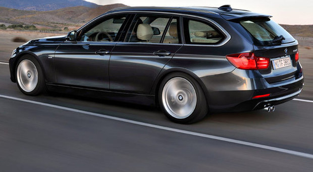 La nuova BMW Serie 3 Touring in velocità: anche la fiancata è molto filante