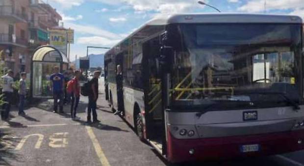 Savona, bus diversi per studenti e migranti. «Disturbano le ragazze». È bufera sulla decisione del sindaco