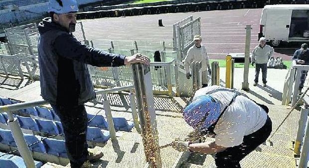 Olimpico, i lavori di rimozione delle barriere (foto Tedeschi)