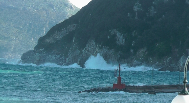 Nuova ondata di maltempo nel golfo di Napoli: stop ai collegamenti per Capri, corse a singhiozzo per Ischia e Procida