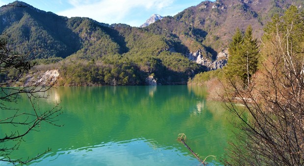 La magia del lago di Tramonti e il suo paesino sommerso 
