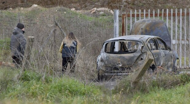 Roma, terrore sulla Laurentina: auto in fiamme, trovato il corpo carbonizzato di un uomo