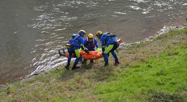Bacchiglione esonda, salvato uomo caduto nel fiume: esercitazione