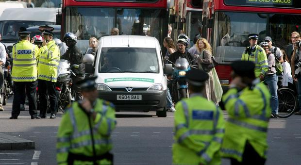 Londra, attacchi con l'acido ai passanti: 400 in sei mesi