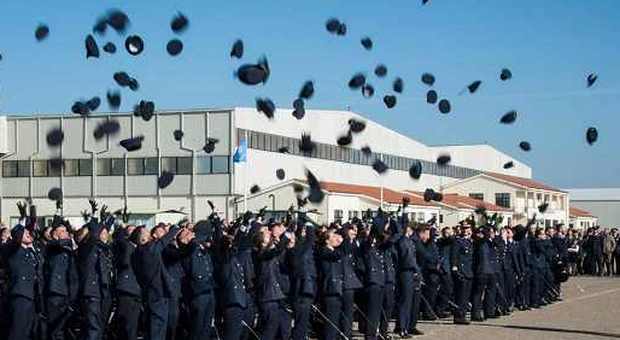 Nuovi marescialli dell'Aeronautica militare, consegnati i gradi ai 143 allievi