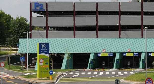 Linate choc: uomo trovato morto nel parcheggio dell'aeroporto con mani e piedi legati