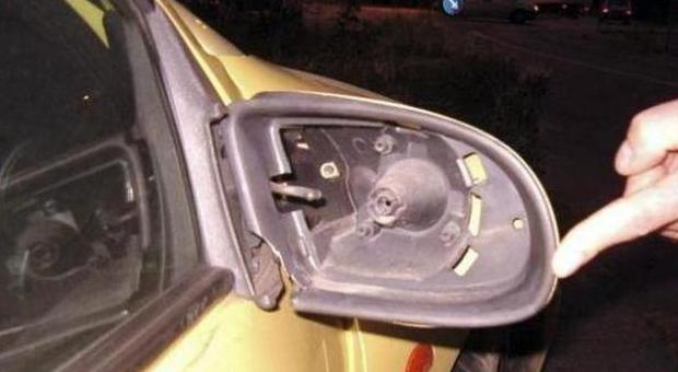Raid nella notte: strage di specchietti retrovisori