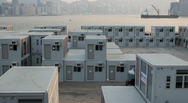 immagine Cina, container per l'isolamento dei positivi al Covid (anche asintomatici) e cani robot per le vie di Shanghai