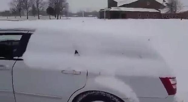 Auto ricoperta di neve