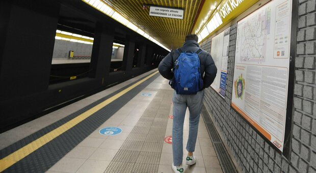 Milano, minorenne rapinato e violentato in metropolitana: arrestato un 17enne