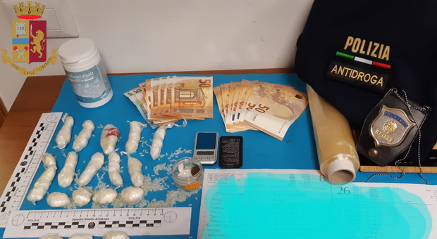 Spaccio, pedinamento e blitz della polizia nel residence di Ancona: arrestati due pusher albanesi, sequestrato un etto e mezzo di cocaina