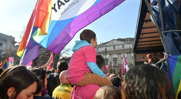 Figli di coppie gay, il Parlamento europeo condanna il governo per «lo stop alle registrazioni»