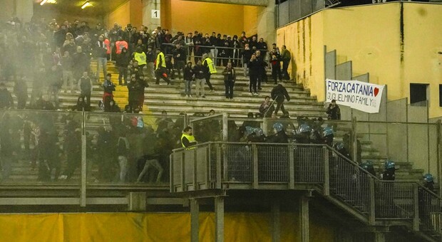 L'intervento della polizia davanti al cancello usato dai tifosi catanesi per invadere il campo