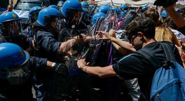 Natalità, scontri studenti-polizia a Roma: clima sempre più caldo. E anche il 2 giugno divide