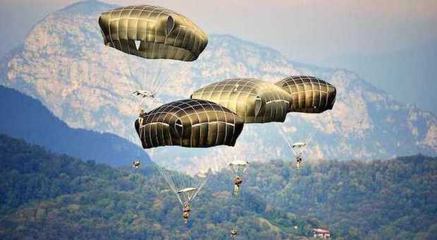 Paracadutisti dell'Us Army nel cielo del Friuli