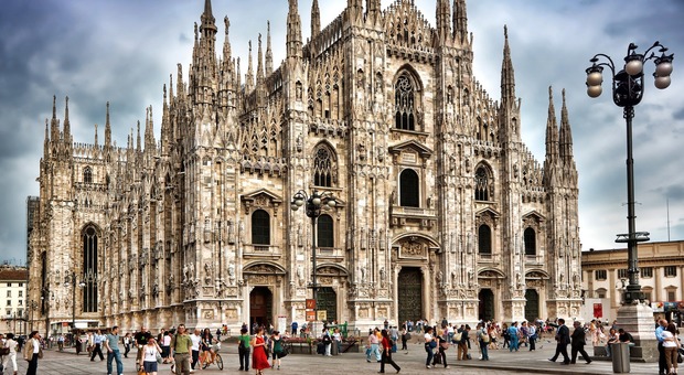 Milano, rimane chiuso nel Duomo: turista dorme sul tetto