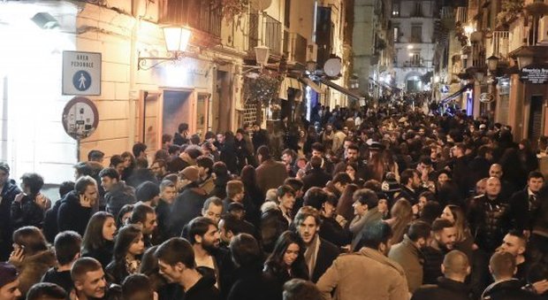 Napoli, la rivolta di piazza Bellini: I residenti al Tar: fermi la movida