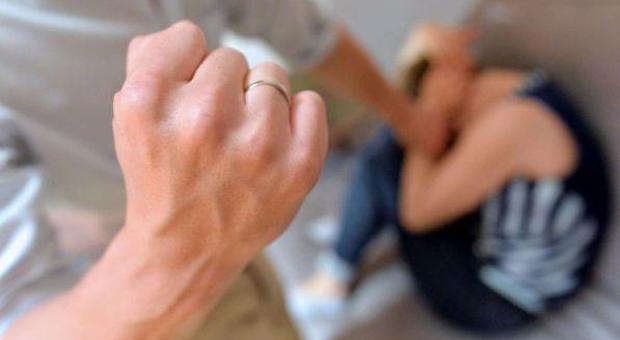 Maltrattava e picchiava la compagna da un anno: arrestato 38enne nel Napoletano