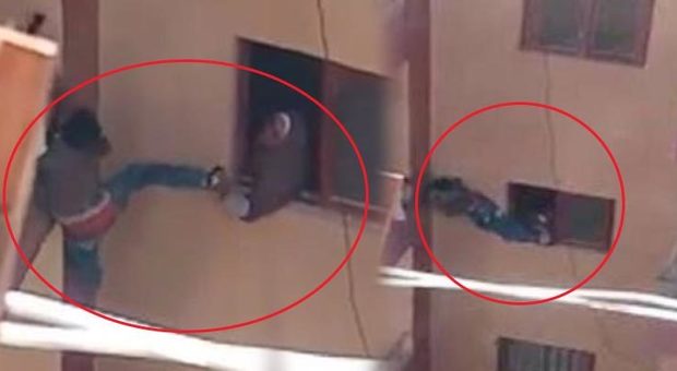 Mamma dimentica le chiavi di casa e costringe il figlio a saltare nel vuoto sul balcone: arrestata