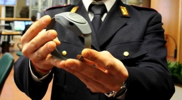 Maltrattamenti in famiglia, braccialetto elettronico applicato a un uomo dalla polizia