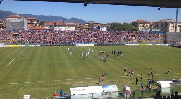 Il calcio d'avvio del super match tra Pisa e Pordenone