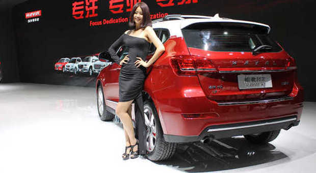 Una delle vetture con modella al recente salone di Pechino