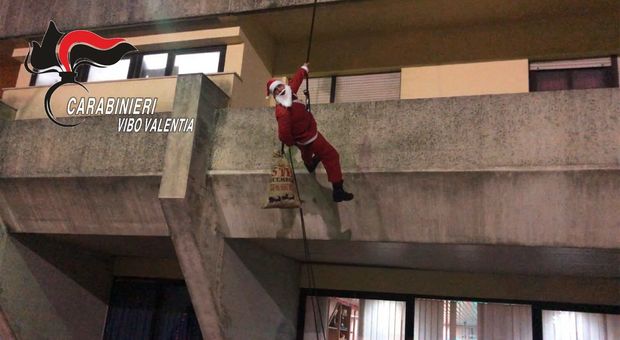 Vibo Valentia, carabiniere si cala dal tetto vestito da Babbo Natale