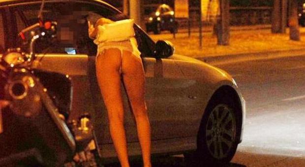 "Aiuto, una prostituta mi ha chiuso in auto ed è fuggita", non voleva pagare dopo il sesso con lei