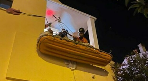 Un uomo di oltre 200 chili, soccorso dal balcone dai vigili del fuoco per un improvviso malore
