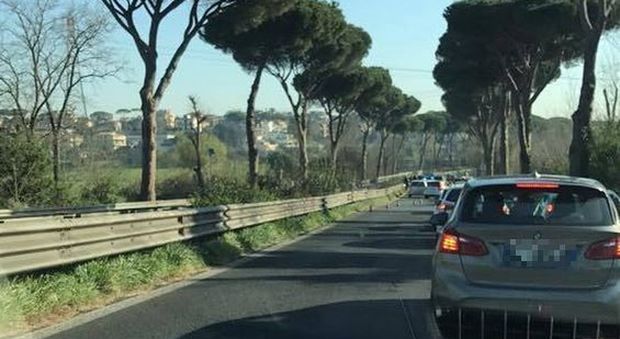Roma, maxitamponamento sulla Colombo: quattro auto coinvolte, traffico in tilt