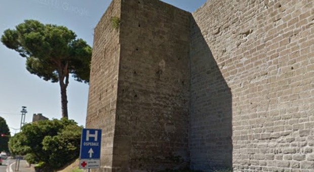 Viterbo, crepe sulle mura civiche, il Comune: «Procedere con urgenza alla messa in sicurezza»